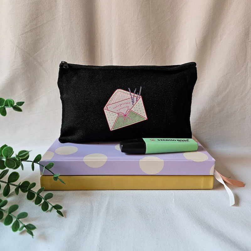 Estuche negro 'Make Yourself A Priority'