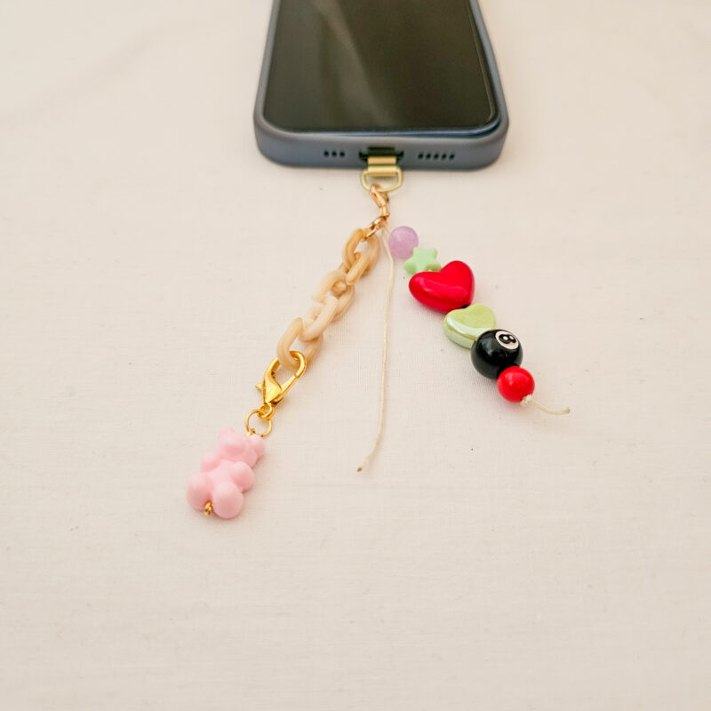 Charm para Móvil – Osito Rosa con Cadena Beige (Cute & Hecho a Mano)